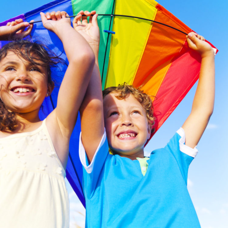 5 PRZYKAZAŃ DLA RODZICÓW SPĘDZAJĄCYCH LATO NAD WODĄ