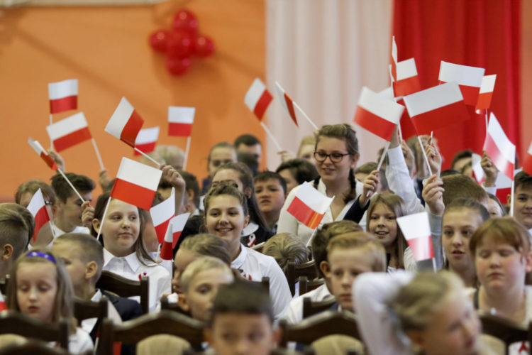 Szkoła do hymnu! – uczniowie z ponad 20 tys. szkół wspólnie odśpiewali hymn narodowy