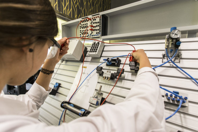 Raytheon Technologies, dostawca systemu Patriot dla Polski, chciałaby dołączyć do grona firm – pomysłodawców zajęć edukacyjnych i programów popularnonaukowych w Internecie na czas domowej kwarantanny dla dzieci i dorosłych