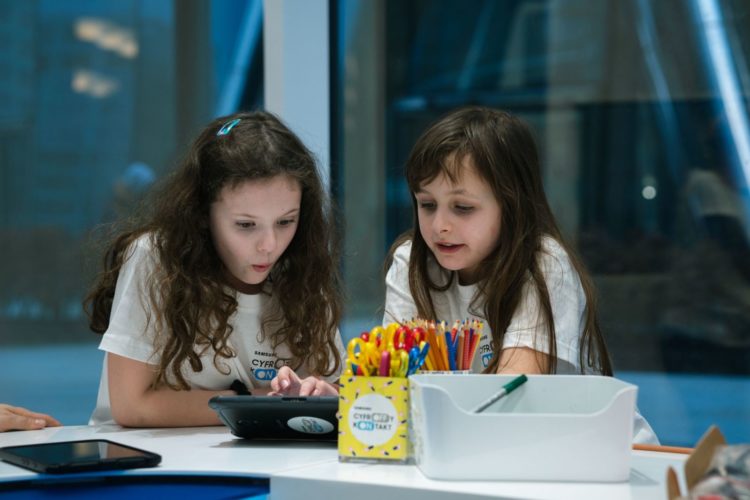 Edukacja zdalna zaczyna się od przedszkola. Trwa cykl bezpłatnych webinarów z Samsung