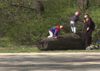 Nadopiekuńczość i brak konsekwencji to jedne z najczęstszych błędów wychowawczych. Współczesnym rodzicom trudno ich uniknąć