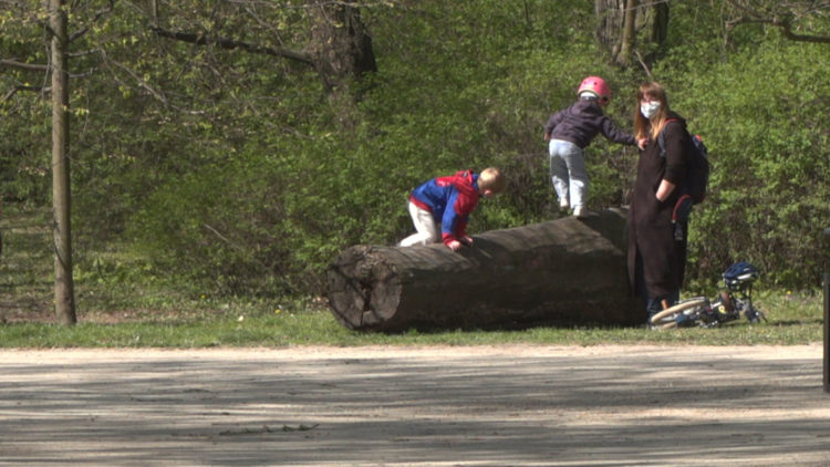 Nadopiekuńczość i brak konsekwencji to jedne z najczęstszych błędów wychowawczych. Współczesnym rodzicom trudno ich uniknąć