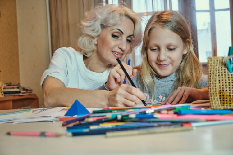 Platformy edukacyjne, portale i kanały YouTube pomocne w edukacji domowej