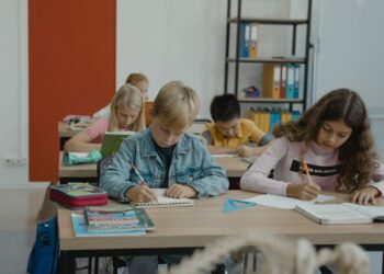 Powrót do szkoły – 8 zachowań dziecka, które powinny zaniepokoić rodziców