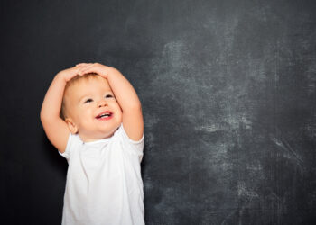 Podpowiadamy: co powinno umieć roczne dziecko i jak wspierać jego prawidłowy rozwój?