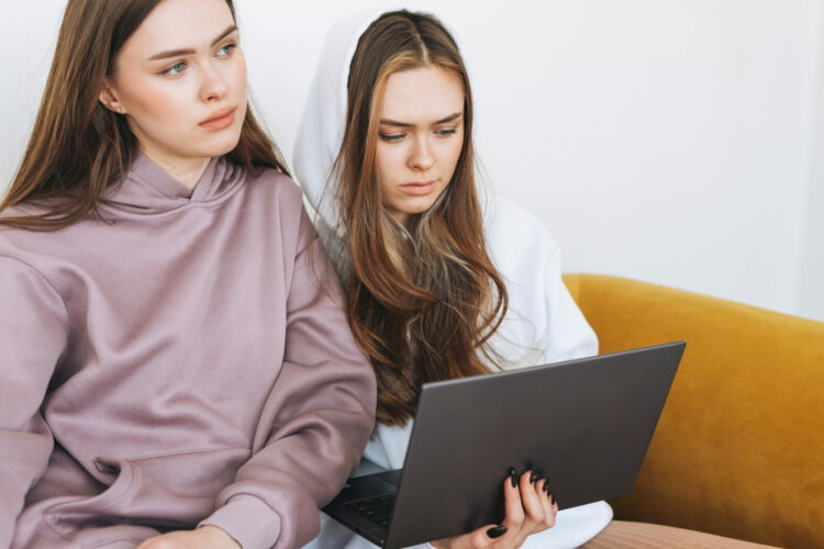 Nastolatki spędzają przed komputerem nawet 12 godzin na dobę