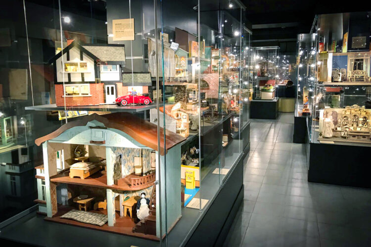 7 kwietnia po raz pierwszy na świecie obchodzimy nowe nietypowe święto MIĘDZYNARODOWY DZIEŃ DOMKÓW LALEK!